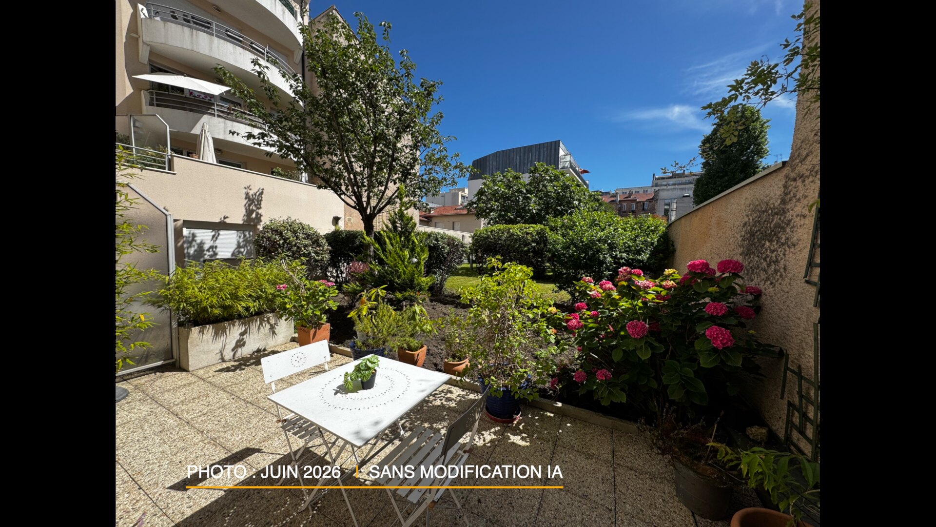Terrasse privative avec jardin paysager